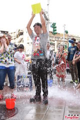 组图：小燕姐挑战冰桶 否认与F姓药头熟识