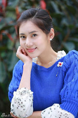 组图：秋瓷炫春末写真 变身糖果色清甜女神