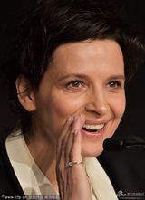 组图：《锡尔斯玛利亚》亮相戛纳 新老女神灿笑