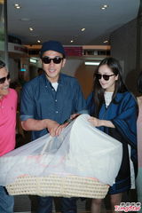 杨幂出院气色佳 刘恺威与爸妈提婴儿篮护驾(图)