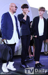 组图：EXO黑白酷装亮相 灿烈搞怪表情多