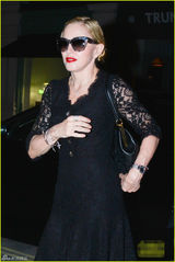 组图：麦当娜涂大红唇深夜现身 着镂空裙秀妩媚