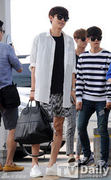 组图：EXO赴长沙开唱 干练休闲风帅气难挡