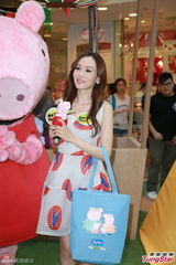 组图：单身妈妈杨思琦短裙俏丽 分享育儿经