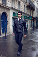 组图：明道李小冉探寻巴黎街巷 共享浪漫时光