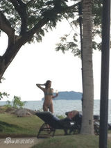 组图：高虎昔日揽比基尼美女 海边度假推油按摩