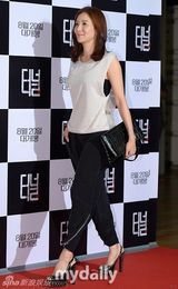 组图：韩星郑柔美出席首映 下衣失踪秀性感