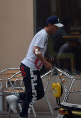 组图：韩庚邀张瑶喝茶 张瑶埋单后乘韩庚车离开