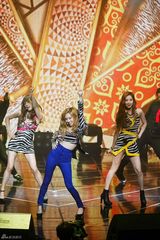 独家：少女时代TTS热辣献唱 下叉劈腿秀舞功