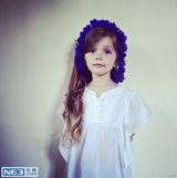 组图：大眼萝莉姐妹走红 写真妈妈掌镜精致如画