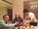 组图：张纪中携胡军黄晓明李亚鹏拜访金庸