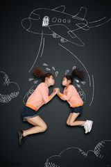 组图：毛林林写真童心未泯 携“女儿”扮超人