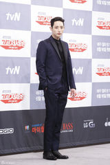 独家：《处世王》徐仁国李荷娜搭肩似亲姐弟