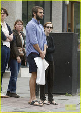 组图：艾玛与男友街头热吻 衣服性感露美背