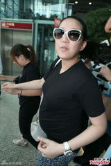 组图：汪圆圆大肚圆圆送机 助手保镖谨慎护驾