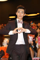 组图：炎亚纶李毓芬现身签书会 (炎亚纶遭讥整形关微博)