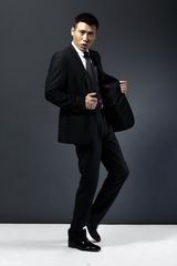 组图：李乃文鬼马写真 演多金老板获赞时尚先生