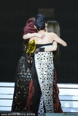 组图：SHE大雨中开演唱会 Ella与Hebe玩女女吻