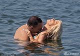 组图：人妻考特尼与老公海中激吻 假奶胸前荡漾