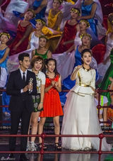 组图：雷佳唱响青奥会会歌 传递奥运精神