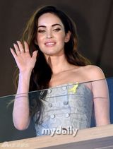 组图：梅根-福克斯韩国宣传 紧捂腿间防走光