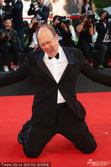 组图：评委维尔多内现身 跪地吻美女作家拉希莉