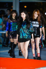 独家：韩女团同场争人气 抛胸露腿抢风头