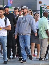 组图：小李子顶糟乱胡子漫步 走路姿势欢快洒脱