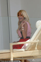 组图：艳星酒店悠哉晒太阳 对记者大方送飞吻