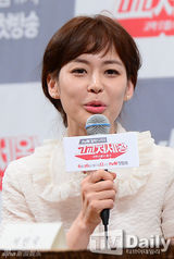 组图：《高校处世王》徐仁国呆萌剪刀手掳芳心