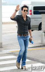 组图：宋承宪墨镜亮相 衬衫难掩健硕身材