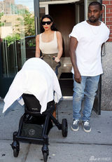 组图：潮妈卡戴珊抱娃出街 萌娃怀中睡得香