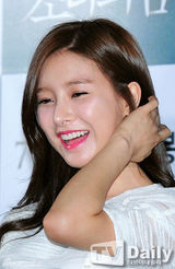 组图：《少女怪谈》试映 金素恩姜河那卖力宣传