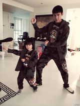 陆毅贝儿萌照神同步 同穿迷彩服化身酷帅父女组