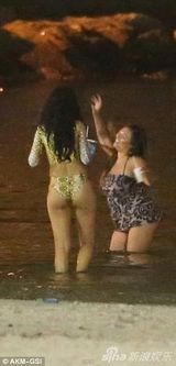 组图：蕾哈娜深夜赴海边派对 豹纹三角泳裤吸睛