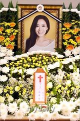 组图：《色即是空》女星去世 灵堂布满白色鲜花