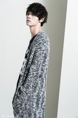 组图：韩星郑俊英拍写真 眼神犀利时尚帅气