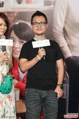 组图：《等一个人咖啡》首映 周慧敏现身引尖叫