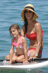 组图：安布罗休携女儿海边度假 穿比基尼秀美臀