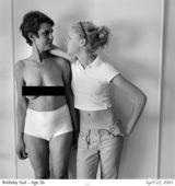 组图：美国女摄影师自拍裸照庆生 坚持拍摄40年