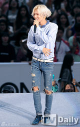 组图：SM演唱会嗨翻 神起SJ穿红裙扮女装