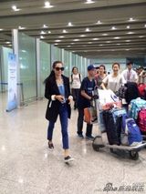 组图：张柏芝抵京粉丝热情 潮装搭马尾清纯靓丽