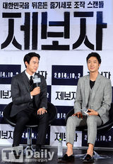 组图：刘延锡朴海日牵手亮相发布基情四射