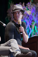 组图：《吸血鬼日记》兄弟争夺香蕉 两帅哥养眼