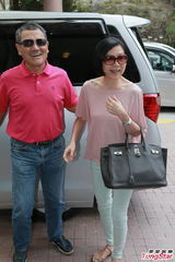 杨幂出院气色佳 刘恺威与爸妈提婴儿篮护驾(图)