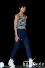 组图：Apink清凉牛仔装亮相 甜美活泼萌翻全场