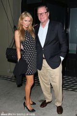 组图：希尔顿与家人度父亲节 为爸爸送拥抱