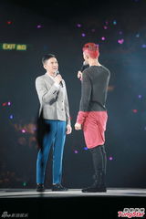 组图：张智霖开唱裸身美女环伺 袁咏仪领衔助威