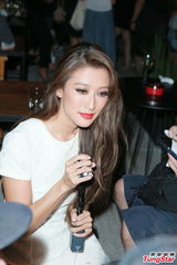 组图：谢婷婷参加酒会 林德信自称打扮像德普