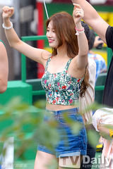 组图：miss A秀智热裤亮相街头 小蛮腰美腿吸睛